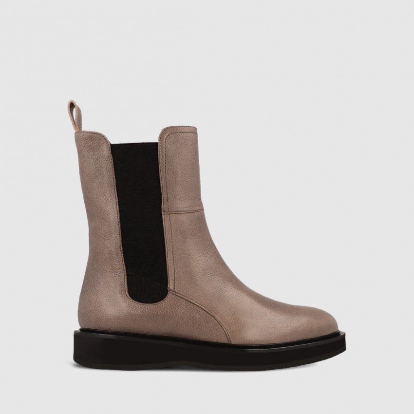 Pantano Cubeta Peligro Botín fabricado en piel de color gris oscuro con elásticos en los laterales  de color negro | GADEA Zapatos de mujer online
